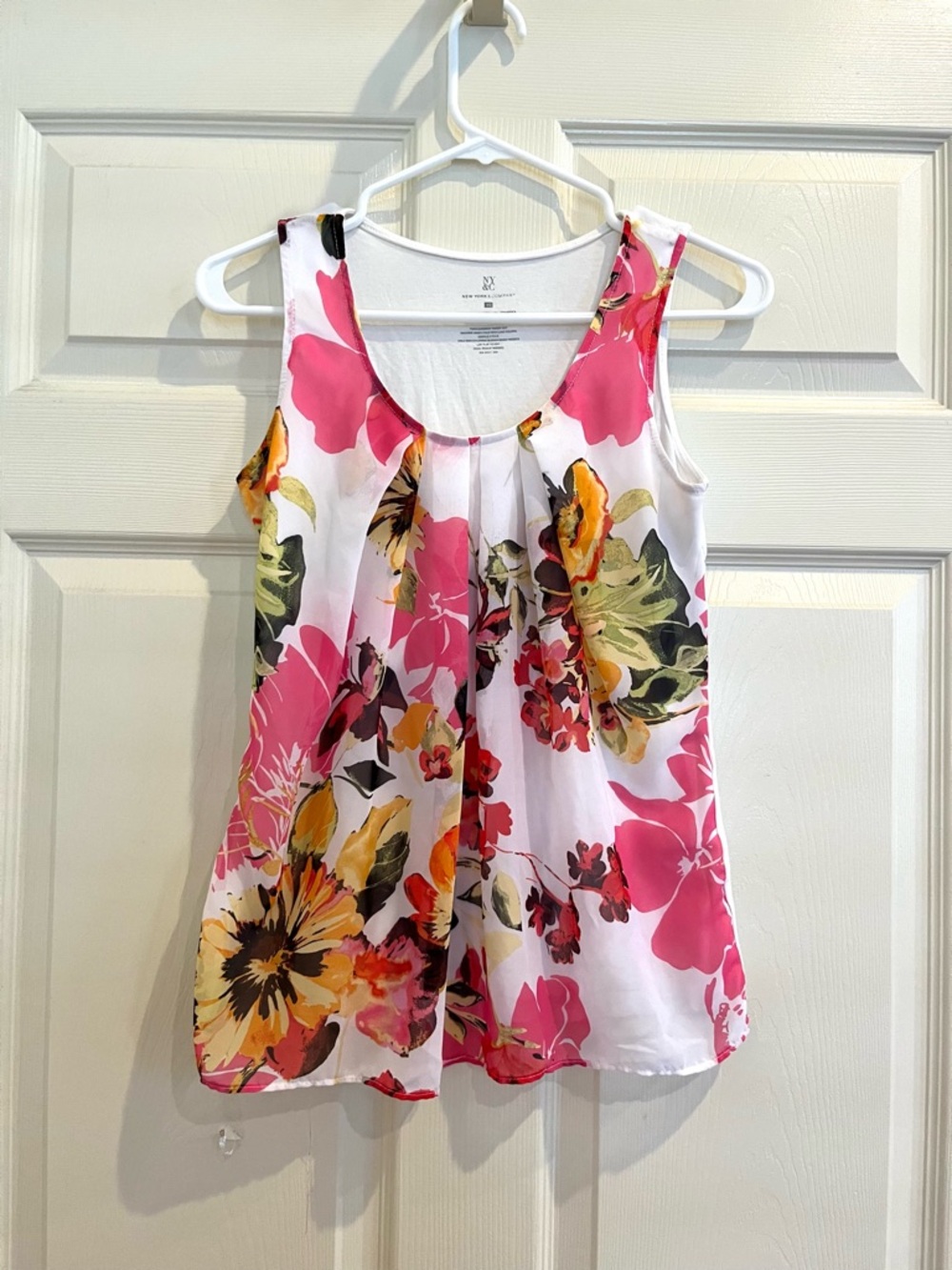 NEW YORK & COMPANY White Floral Scoop Neck Tank with Pink and Yellow Blooms